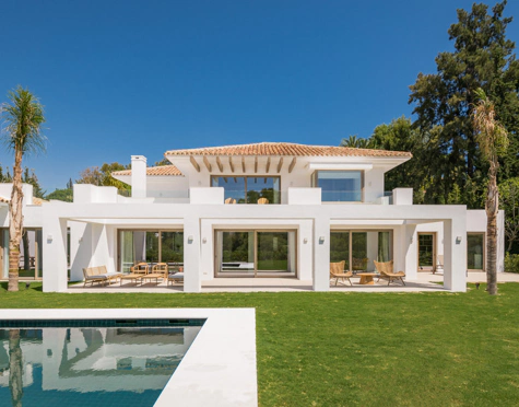 Villa for sale in El Paraiso, Estepona East