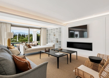 Villa en venta en El Paraiso, Estepona Este