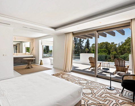 Villa for sale in El Paraiso, Estepona East
