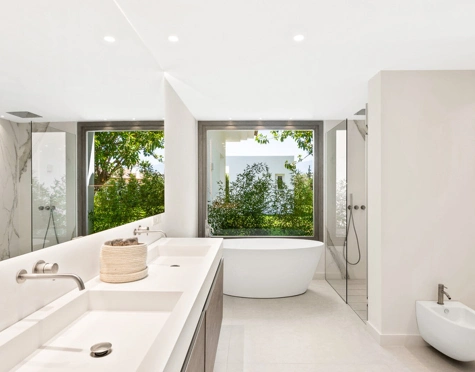 Villa for sale in El Paraiso, Estepona East