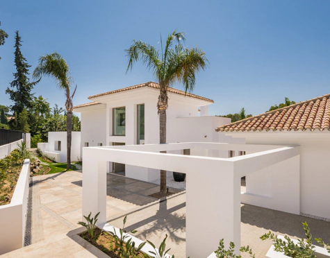 Villa for sale in El Paraiso, Estepona East