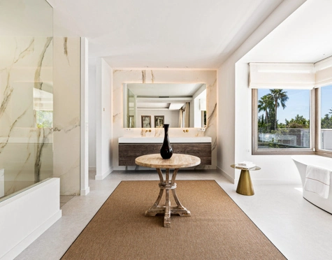 Villa for sale in El Paraiso, Estepona East