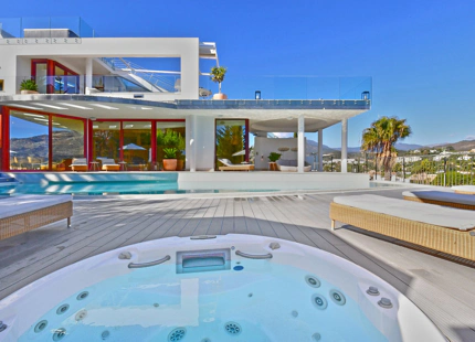 Villa en venta en Nueva Andalucia, Marbella