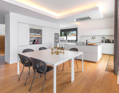 Villa for sale in Costabella, Marbella Este