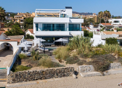Villa en venta en Costabella, Marbella Este