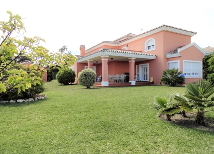 Villa en venta en Estepona