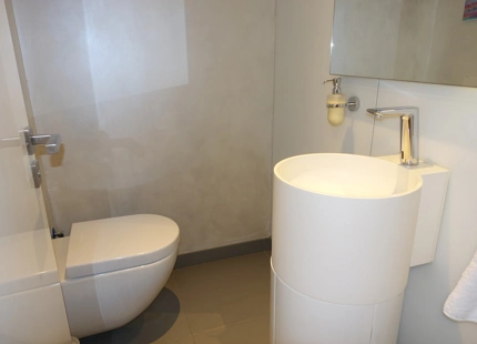 LOCAL EN VENTA EN PUERTO BANÚS: OPORTUNIDAD ÚNICA PARA OFICINAS