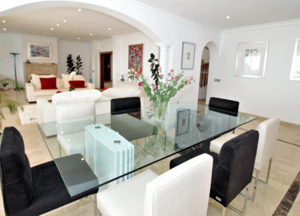 Villa for sale in El Paraiso, Estepona East