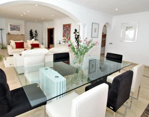Villa for sale in El Paraiso, Estepona East