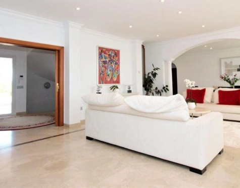 Villa for sale in El Paraiso, Estepona East