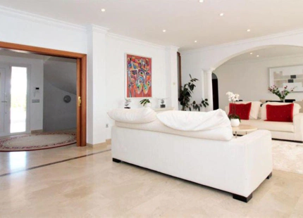 Villa for sale in El Paraiso, Estepona East