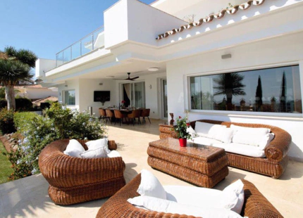 Villa for sale in El Paraiso, Estepona East