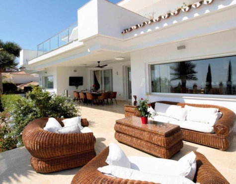 Villa for sale in El Paraiso, Estepona East