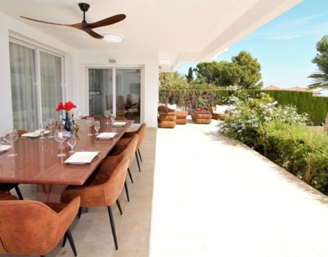 Villa for sale in El Paraiso, Estepona East