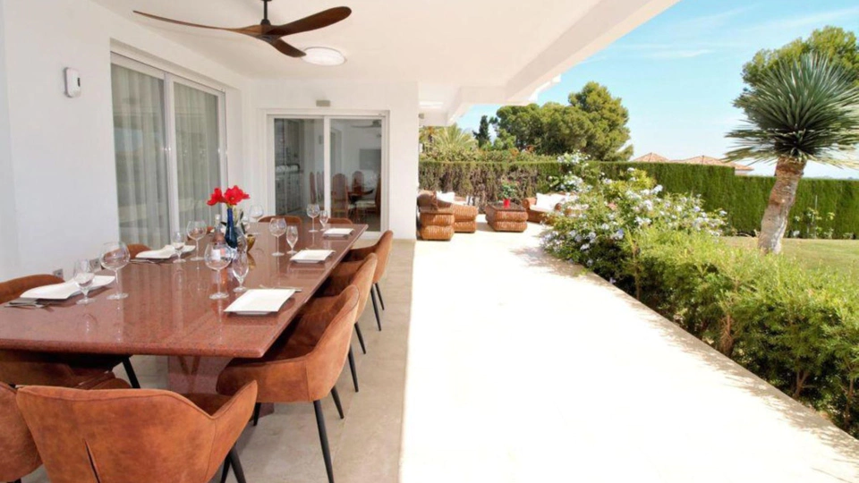 Villa for sale in El Paraiso, Estepona East