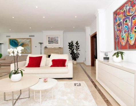 Villa for sale in El Paraiso, Estepona East