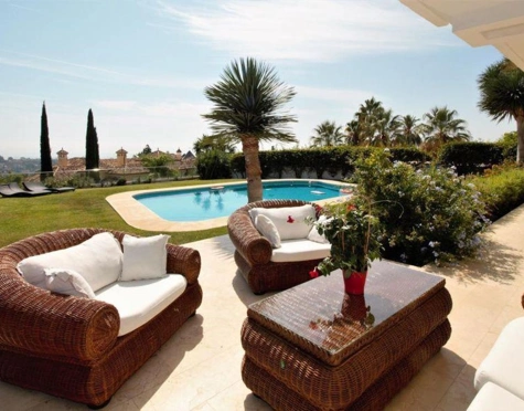 Villa for sale in El Paraiso, Estepona East