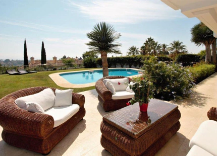 Villa for sale in El Paraiso, Estepona East