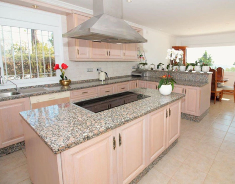 Villa for sale in El Paraiso, Estepona East