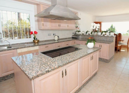 Villa for sale in El Paraiso, Estepona East