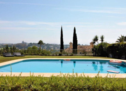 Villa for sale in El Paraiso, Estepona East
