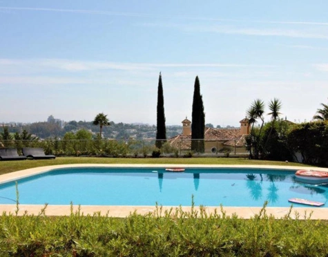 Villa for sale in El Paraiso, Estepona East