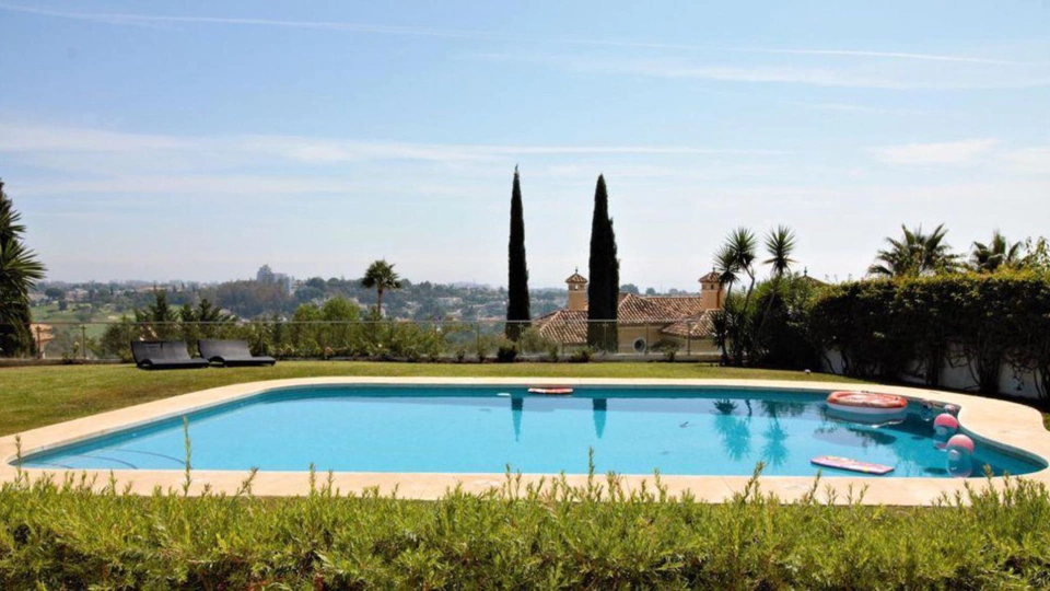 Villa for sale in El Paraiso, Estepona East
