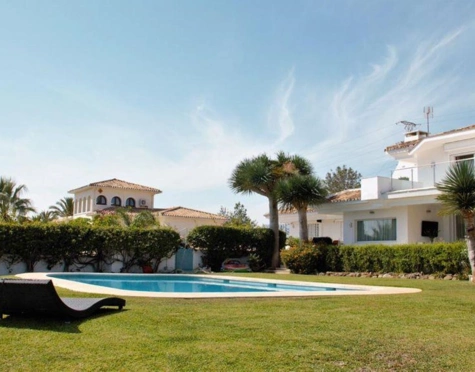 Villa en venta en El Paraiso, Estepona East