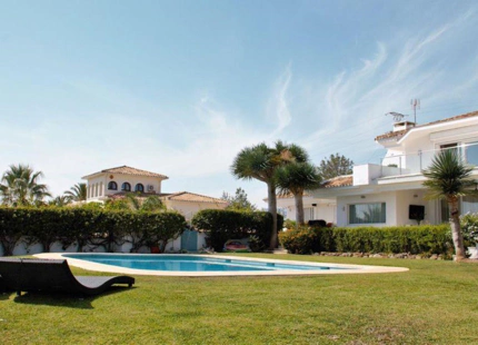 Villa for sale in El Paraiso, Estepona East