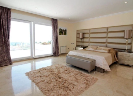 Villa for sale in El Paraiso, Estepona East