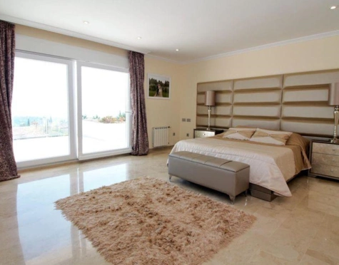Villa for sale in El Paraiso, Estepona East