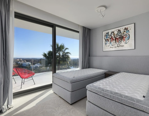 Villa for sale in La Alqueria, Benahavis