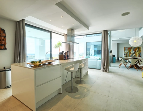 Villa for sale in La Alqueria, Benahavis