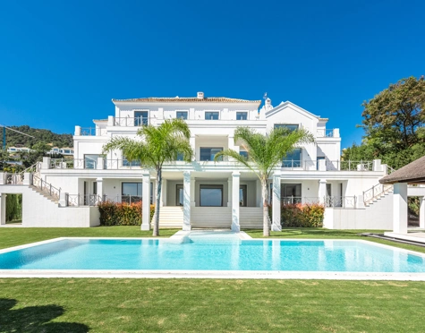 Villa en venta en El Madroñal, Benahavis