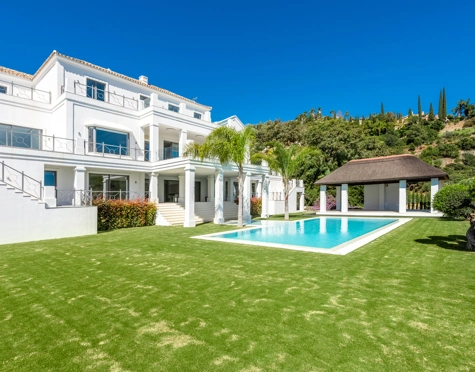 Villa for sale in El Madroñal, Benahavis