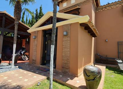 LUJOSA VILLA JUNTO A LA PLAYA EN ALQUILER EN COSTALITA