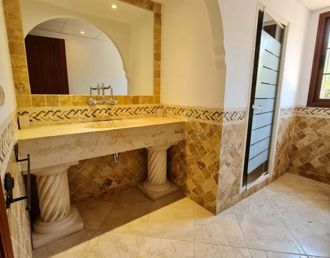 Villa en alquiler a corta temporada en Costalita, Estepona East
