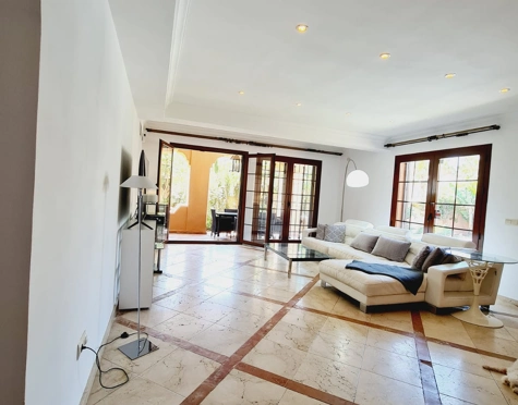 Villa en alquiler a corta temporada en Costalita, Estepona East