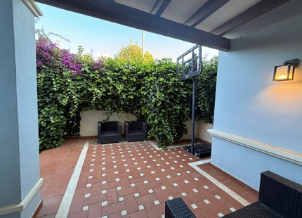 Villa en primera en la playa en venta en Puerto Banús, Marbella.
