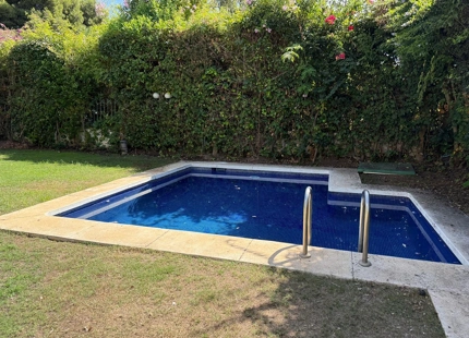 Villa en primera en la playa en venta en Puerto Banús, Marbella.