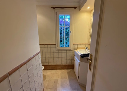 Villa en primera en la playa en venta en Puerto Banús, Marbella.