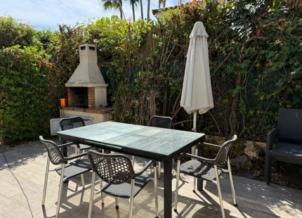 Villa en primera en la playa en venta en Puerto Banús, Marbella.
