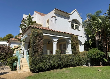 Villa en primera en la playa en venta en Puerto Banús, Marbella.