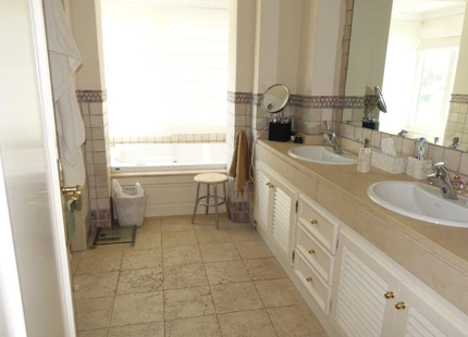 Villa en primera en la playa en venta en Puerto Banús, Marbella.