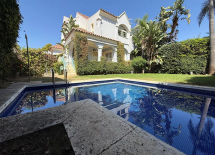 Villa en primera en la playa en venta en Puerto Banús, Marbella.