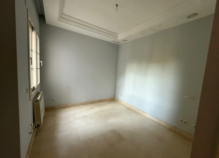 Villa en primera en la playa en venta en Puerto Banús, Marbella.