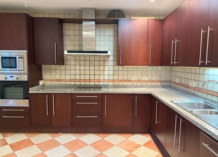 Villa en primera en la playa en venta en Puerto Banús, Marbella.