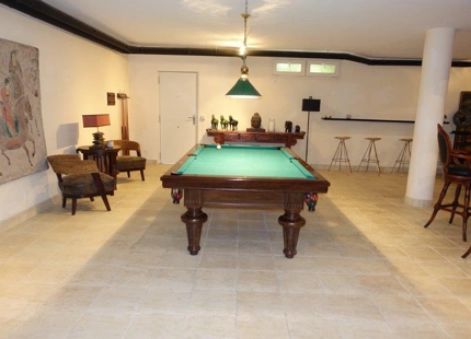 Villa en primera en la playa en venta en Puerto Banús, Marbella.