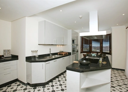 Villa for sale in Benahavis