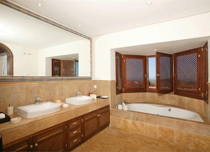 Villa for sale in Benahavis